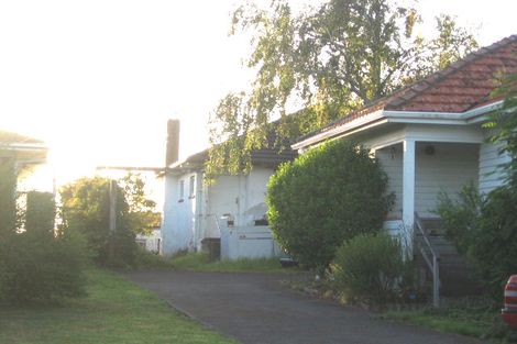 Photo of property in 2/263 Glenfield Road, Hillcrest, Auckland, 0627