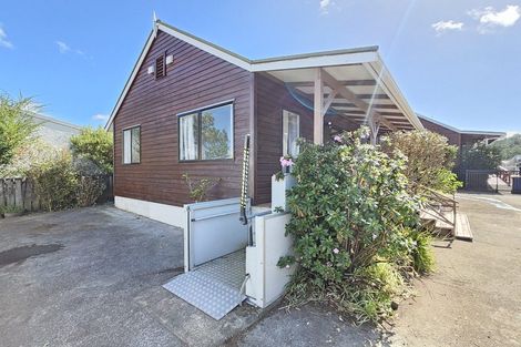 Photo of property in 3/708 Swanson Road, Swanson, Auckland, 0612