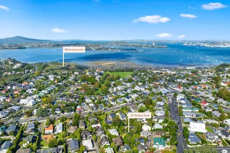 Photo of property in 15c Rodney Road, Northcote Point, Auckland, 0627