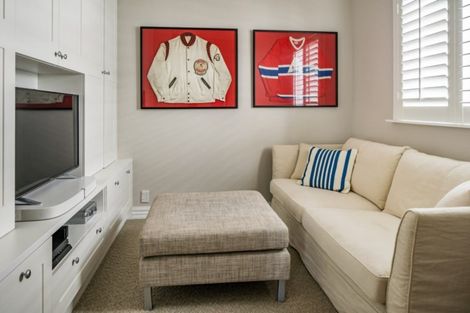 Photo of property in 21 Nikau Street, Eastbourne, Lower Hutt, 5013