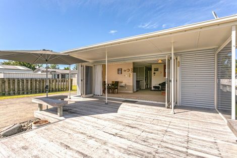 Photo of property in 102 Riverview Road, Whangamata, 3620
