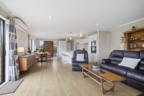 Photo of property in 25 Ripple Grove, Waiuku, 2123