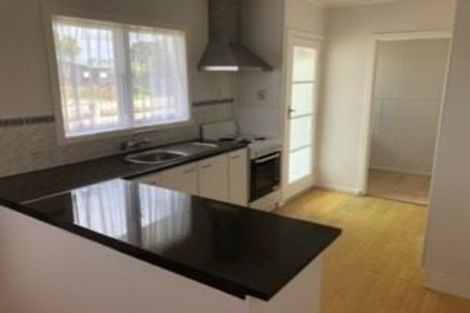 Photo of property in 51 Beach Road, Te Atatu Peninsula, Auckland, 0610