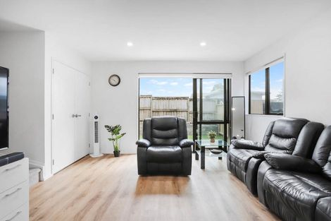 Photo of property in 8/25 Vodanovich Road, Te Atatu South, Auckland, 0610