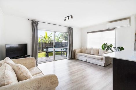 Photo of property in 2/2 Hatherley Place, Clendon Park, Auckland, 2103