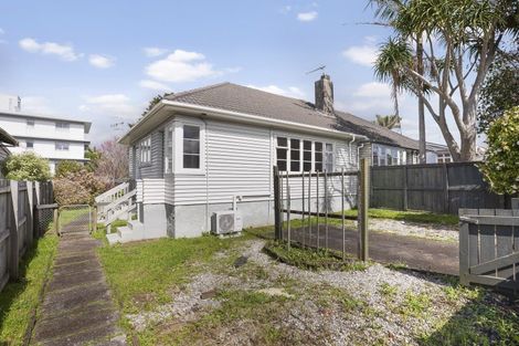Photo of property in 30 Onewa Road, Northcote Point, Auckland, 0627