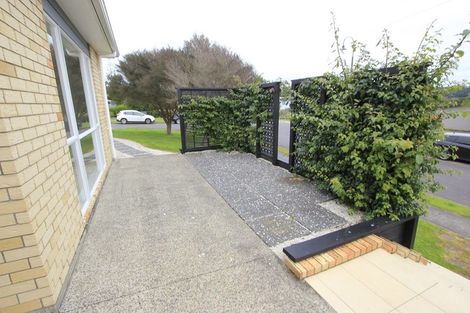 Photo of property in 15 Newbury Place, Schnapper Rock, Auckland, 0632
