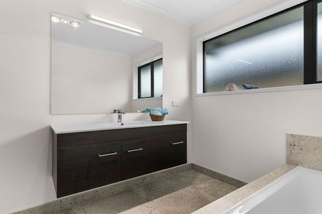 Photo of property in 98 Kaurinui Crescent, One Tree Point, 0118