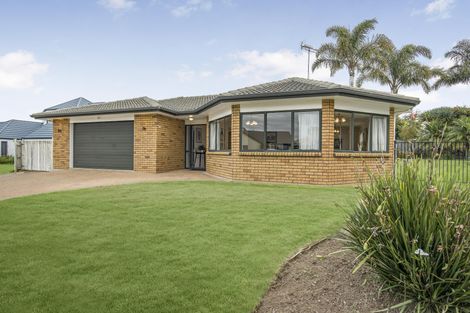Photo of property in 70 Lothian Brae, Wattle Downs, Auckland, 2103