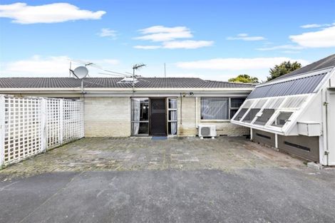 Photo of property in 2/76 Kenderdine Road, Papatoetoe, Auckland, 2025
