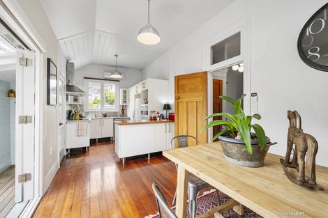 Photo of property in 19 Glen Road, Kelburn, Wellington, 6012