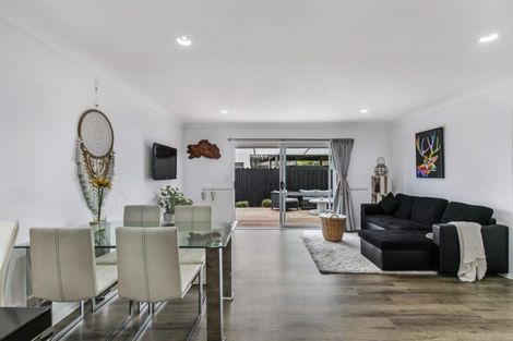 Photo of property in 2/69 Bay Street, Red Beach, 0932