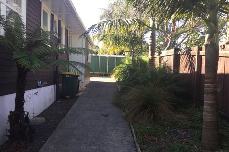 Photo of property in 21 Lantana Road, Green Bay, Auckland, 0604