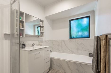 Photo of property in 2/43 Sabulite Road, Kelston, Auckland, 0602