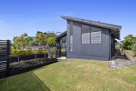 Photo of property in 18 Mayfair Place, Westown, New Plymouth, 4310