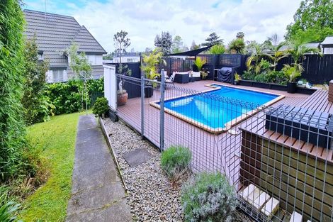 Photo of property in 9 Longbill Place, Glendene, Auckland, 0602