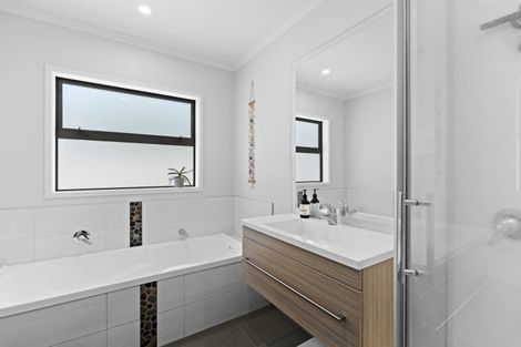 Photo of property in 5d Tui Grove, Oakura, 4314