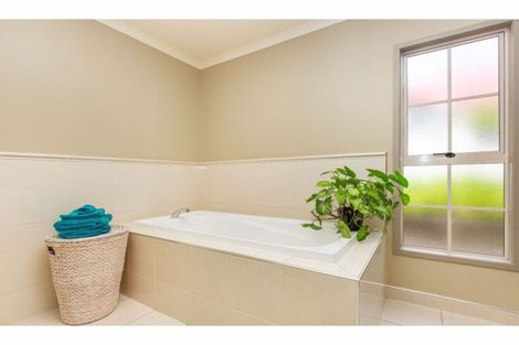 Photo of property in 18 Roderick Place, Rototuna, Hamilton, 3210