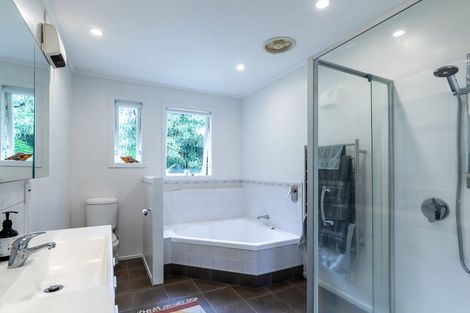 Photo of property in 9 Raroa Terrace, Waiatarua, Auckland, 0604