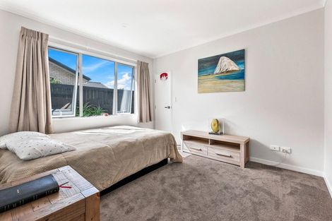 Photo of property in 17 Walter Ruddock Avenue, Kumeu, 0810