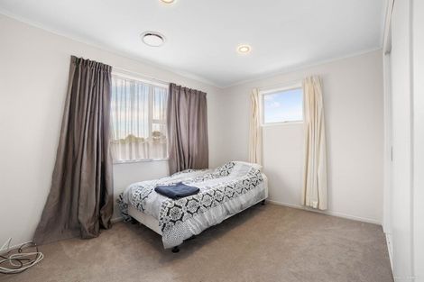 Photo of property in 34 Easton Park Parade, Glenfield, Auckland, 0629