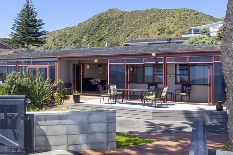 Photo of property in 2/33 Beach Road, Paekakariki, 5034