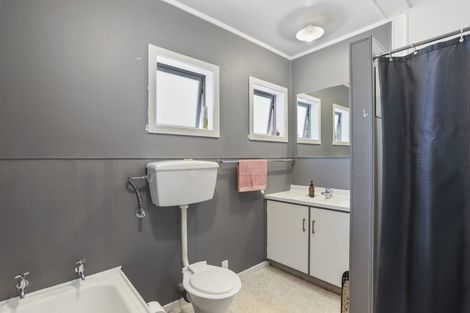 Photo of property in 2/39 Te Atatu Road, Te Atatu South, Auckland, 0610