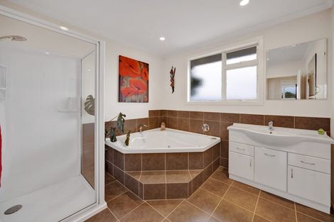 Photo of property in 21 Longview Drive, Merrilands, New Plymouth, 4312