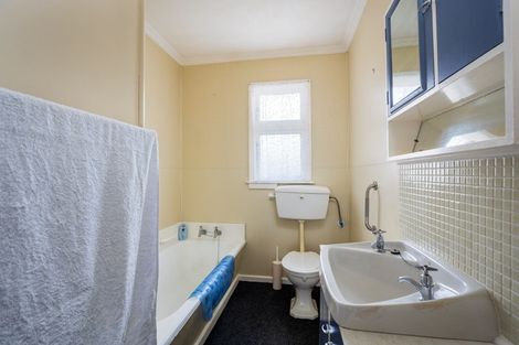 Photo of property in 84 Broadway, Waitara, 4320