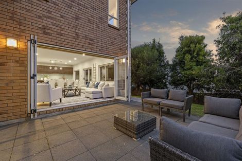 Photo of property in 12 Lakeridge Close, Northcross, Auckland, 0632