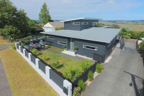 Photo of property in 77 Garfield Road, Helensville, 0800