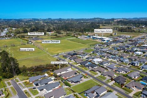 Photo of property in 21 Eric Farley Drive, Kumeu, 0810