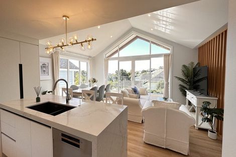 Photo of property in 7b Garadice Road, Rothesay Bay, Auckland, 0630