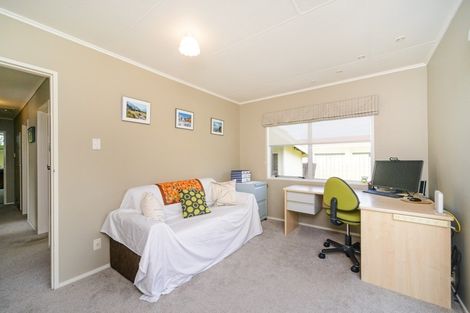 Photo of property in 6 Dunk Place, Milson, Palmerston North, 4414