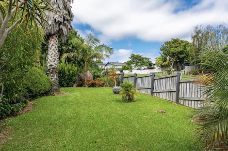 Photo of property in 14 Roick Parade, Glen Eden, Auckland, 0602