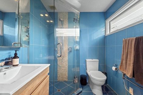 Photo of property in 2 Lyons Avenue, Murrays Bay, Auckland, 0630