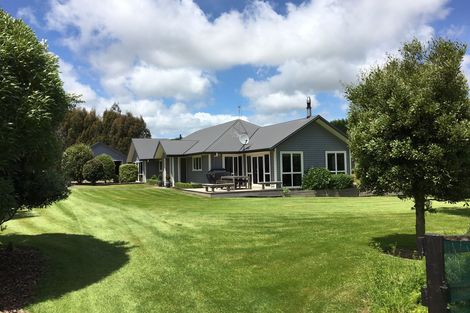 Photo of property in 35 Oram Drive, Turitea, Palmerston North, 4472