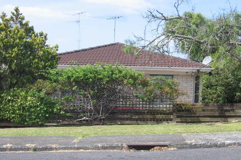 Photo of property in 2/15 Woodall Place, Totara Vale, Auckland, 0627