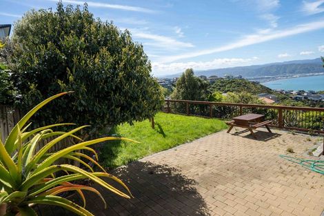 Photo of property in 40 Dress Circle, Newlands, Wellington, 6037