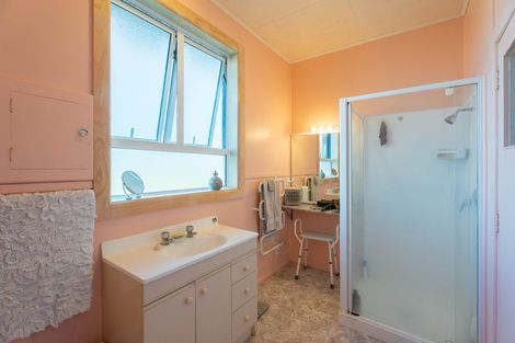 Photo of property in 65 Timaru Road, Waimate, 7924