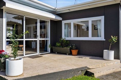 Photo of property in 464 South Road, Omata, New Plymouth, 4374