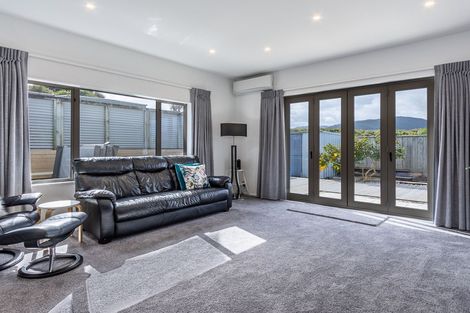 Photo of property in 61 Quadrant Heights, Paraparaumu, 5032