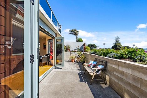 Photo of property in 2 North Terrace, Westshore, Napier, 4110