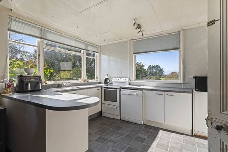 Photo of property in 16 Castle Street, Eltham, 4322