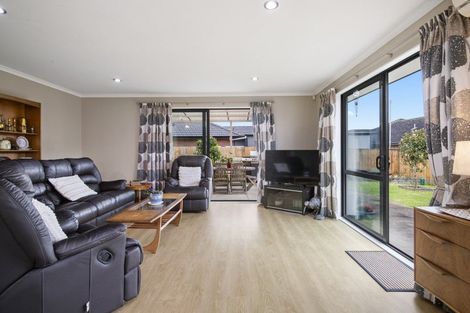 Photo of property in 25 Ripple Grove, Waiuku, 2123