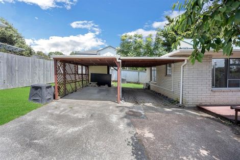 Photo of property in 2/3 Barron Drive, Green Bay, Auckland, 0604