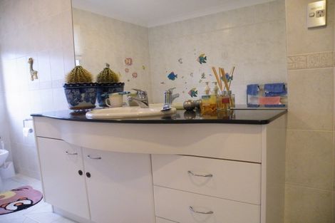 Photo of property in 6 Cricklade Terrace, Windsor Park, Auckland, 0632