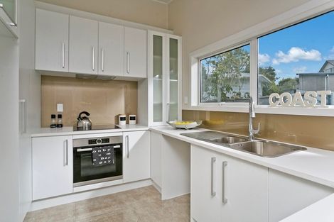 Photo of property in 21 Cassino Street, Bayswater, Auckland, 0622