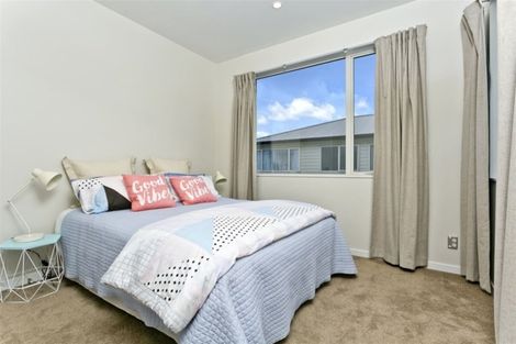 Photo of property in 519 East Coast Road, Murrays Bay, Auckland, 0630