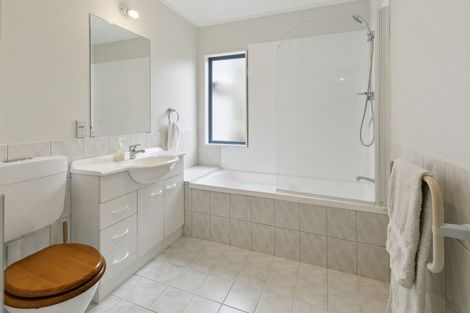 Photo of property in 21 Court Road, Tawa, Wellington, 5028